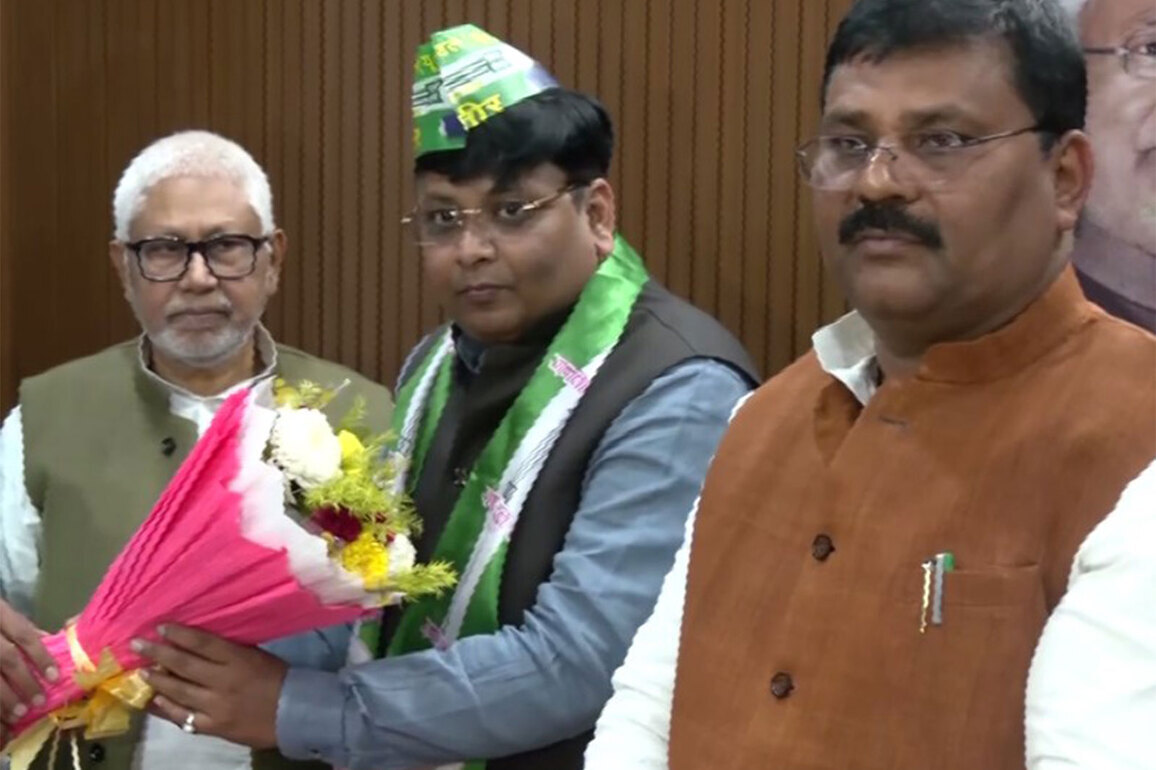 Former CPI leader Pushkar Anand joins JD(U), praises Nitish Kumar's reforms