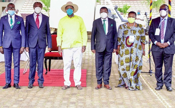 Ku kkono; Gerald Siranda (DP), Jimmy Akena (UPC), Pulezidenti Museveni ssentebe wa NRM (wakati),Nobert Mao (DP) , Kasule Lumumba (NRM) ne Frank Rusa akulira IPOD. Ku kkono; Gerald Siranda (DP), Jimmy Akena (UPC), Pulezidenti Museveni ssentebe wa NRM (wakati),Nobert Mao (DP) , Kasule Lumumba (NRM) ne Frank Rusa akulira IPOD.