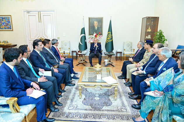 Abdullah bin Zayed meets Pakistan's Prime Minister in Islamabad