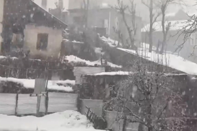 J-K: Fresh snowfall hits Bhaderwah; authorities issue advisory