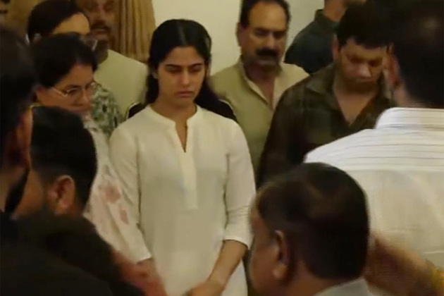 Manu Bhaker breaks down while paying last respects to legendary shooter, coach Jaspal Rana