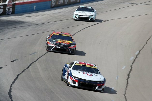 William Byron outduels Bubba Wallace to win in Texas