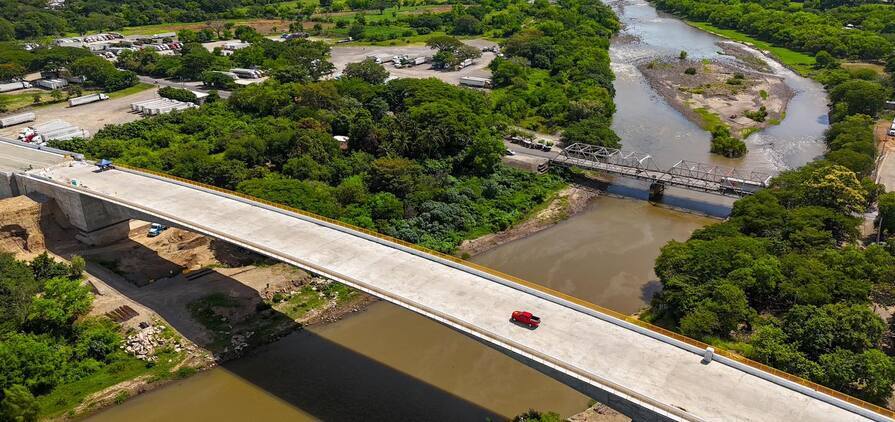 The new and previous bridge over the Paz River