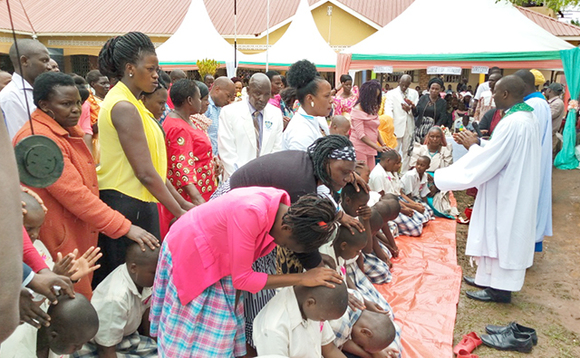Abazadde nga basabira abaana baabwe Abazadde nga basabira abaana baabwe