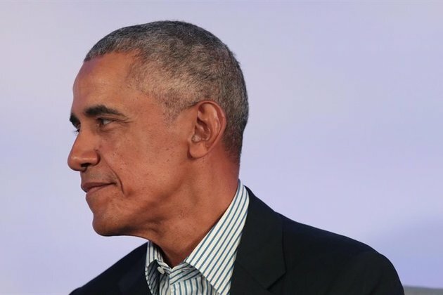 Obama absent from Democratic White House race but looming large
