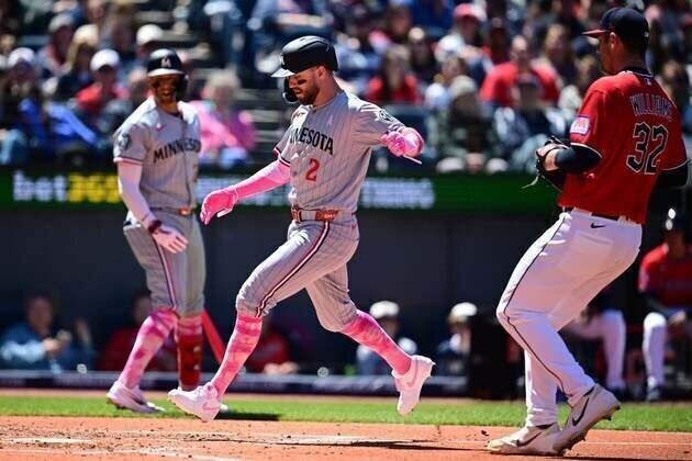 Twins score 4 in fifth and hold off Guardians