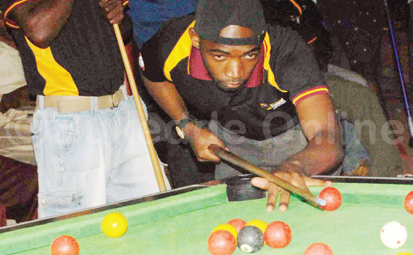 Ssaalongo Uthuman Bukenya owa Kiraabu ya Samona ng'akuba emipiira e Mityana. Ssaalongo Uthuman Bukenya owa Kiraabu ya Samona ng'akuba emipiira e Mityana.