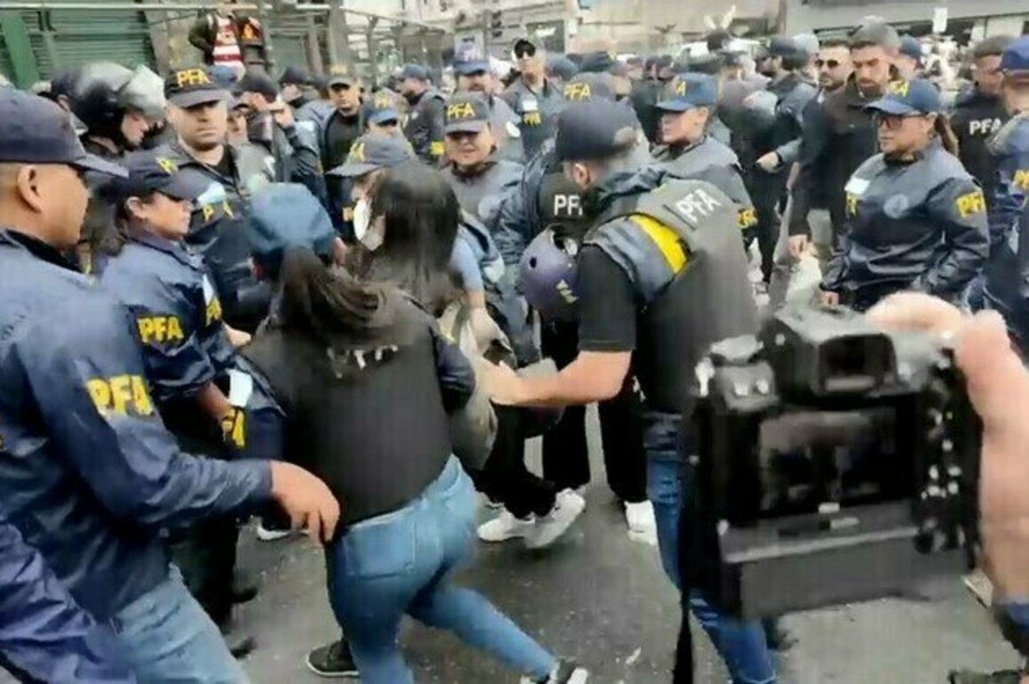 Argentine police brutalize retirees at rally in Buenos Aires