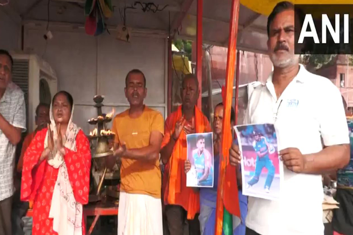 Prayagraj: Residents perform Ganga Aarti, hawan praying for India's victory ahead of Asia Cup clash with Pakistan