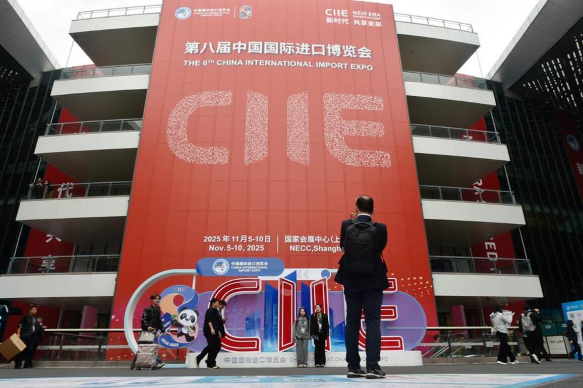(CIIE) Xinhua Commentary: Shanghai import expo showcases growing appeal of vibrant Chinese market