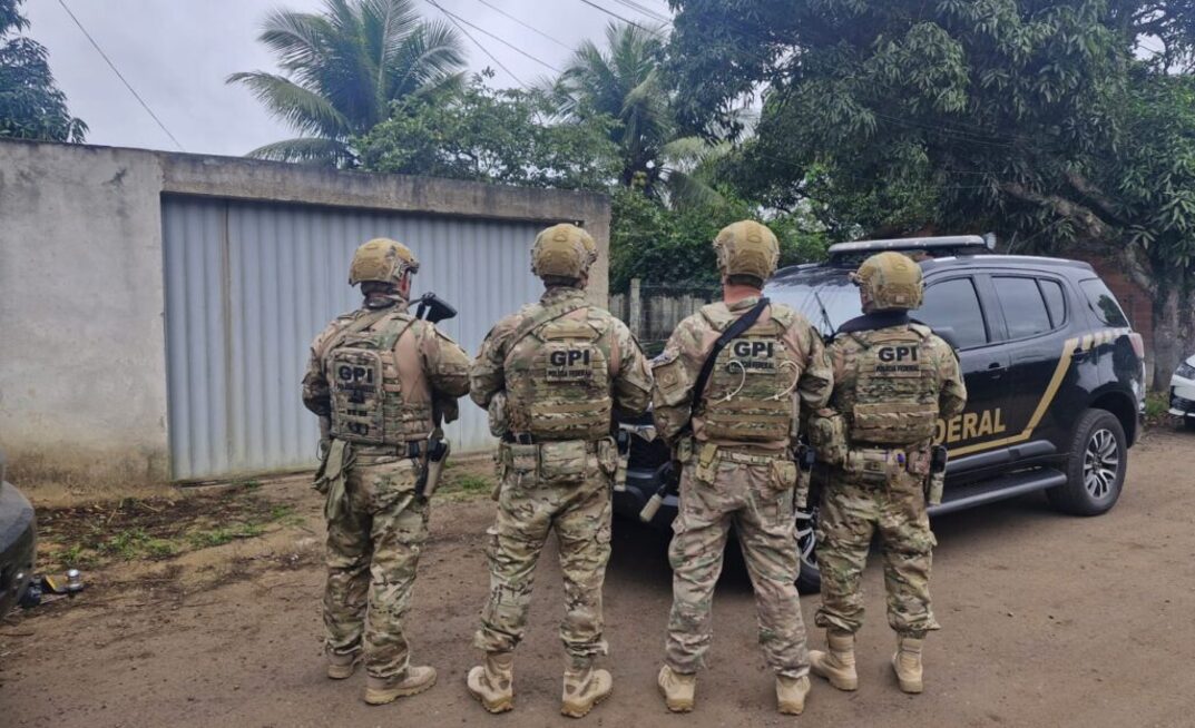 Agentes da PF cumprem mandados de prisão e apreensão