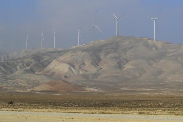 Feature: Chinese-built wind farm powers Azerbaijan's clean energy drive