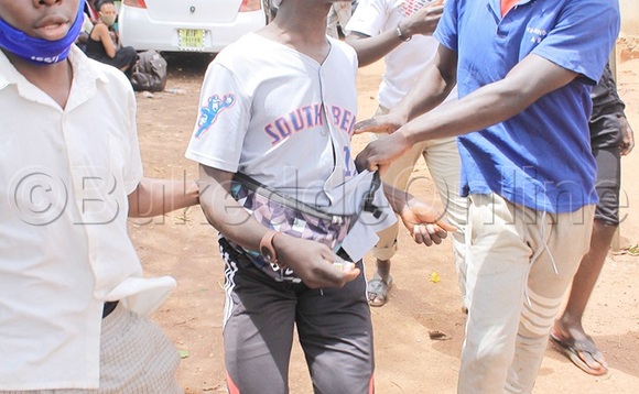 Abakuumaddembe nga bakunguzza omuvubuka. Abakuumaddembe nga bakunguzza omuvubuka.