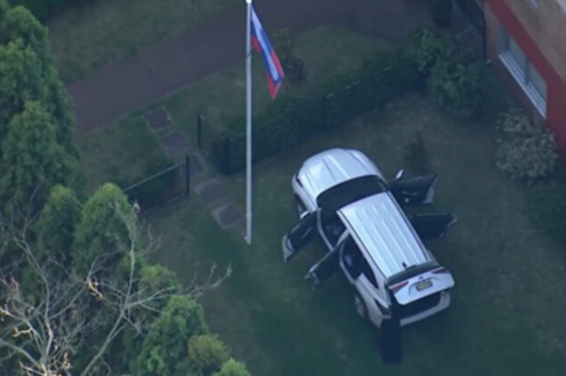 Car rams into Russian consulate in Australia (VIDEO)