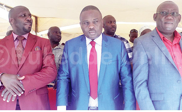 Latif Ssebaggala, Loodi Meeya Lukwago (wakati) ne Kato Lubwama (ku ddyo). Latif Ssebaggala, Loodi Meeya Lukwago (wakati) ne Kato Lubwama (ku ddyo).
