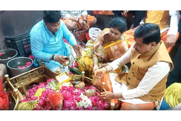 MP: CM Yadav offers prayers at Angareshwar Mahadev temple in Ujjain, inspects Ghat construction at Shipra River for Simhastha-2028