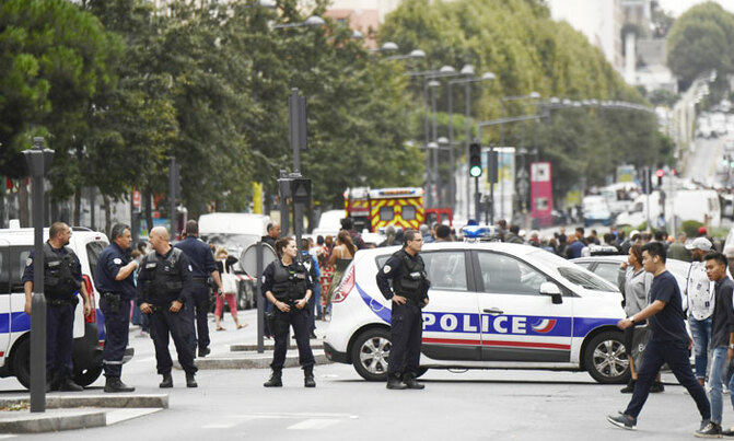 Suspected bomb lab found near Paris Suspected bomb lab found near Paris