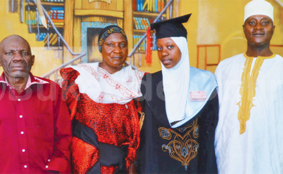 Sharifah Mugoya (atikkidde enkoofi ira) bwe yali atikkirwa e Makerere. Wano mu January 2016 yali ne jjajja we Mugoya eyafudde (ku kkono), jjajja we Safi na ne kitaawe Bashir Mugoya (ku ddyo). Sharifah Mugoya (atikkidde enkoofi ira) bwe yali atikkirwa e Makerere. Wano mu January 2016 yali ne jjajja we Mugoya eyafudde (ku kkono), jjajja we Safi na ne kitaawe Bashir Mugoya (ku ddyo).