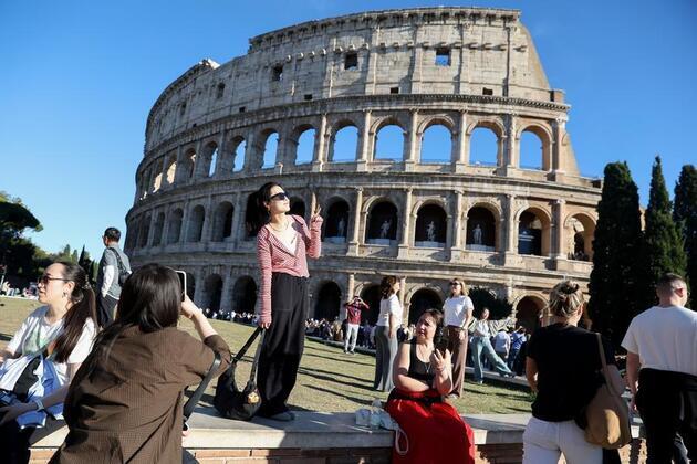 Xinhua Headlines: The boom in China-Europe travel runs in both directions