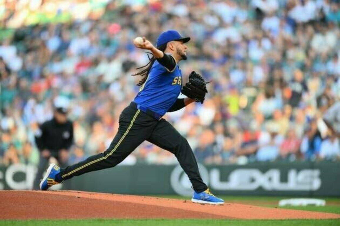 Mariners make up ground in AL West with win over Astros