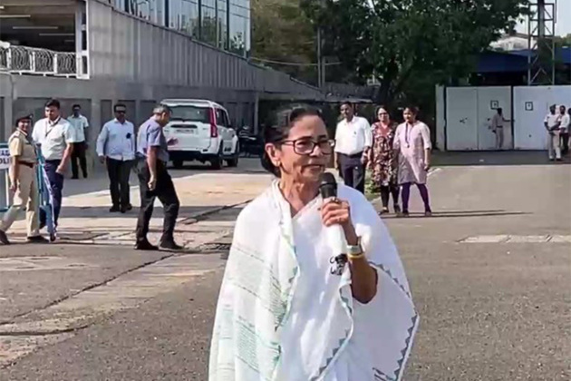 "Like going for shopping in saree store": Mamata Banerjee takes dig at Centre for excise duty cuts
