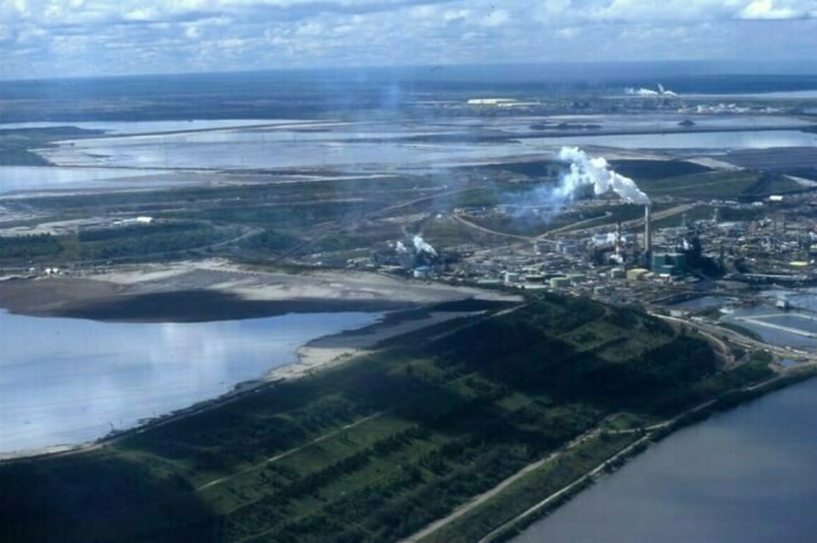 Alberta has long accused Ottawa of trying to destroy its oil industry. Here's why that's a dangerous myth