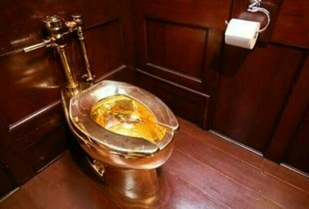 Gang convicted of stealing golden toilet (PHOTO)