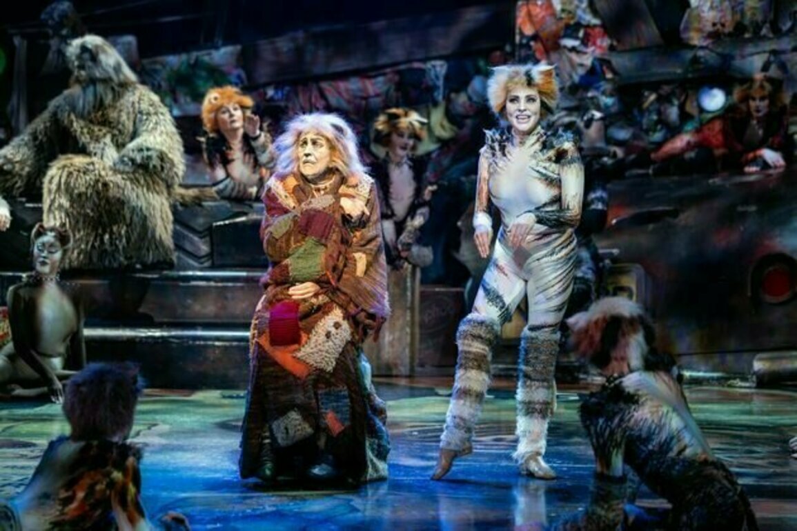Cats at 40: a dazzling cast - stuck in an outdated show