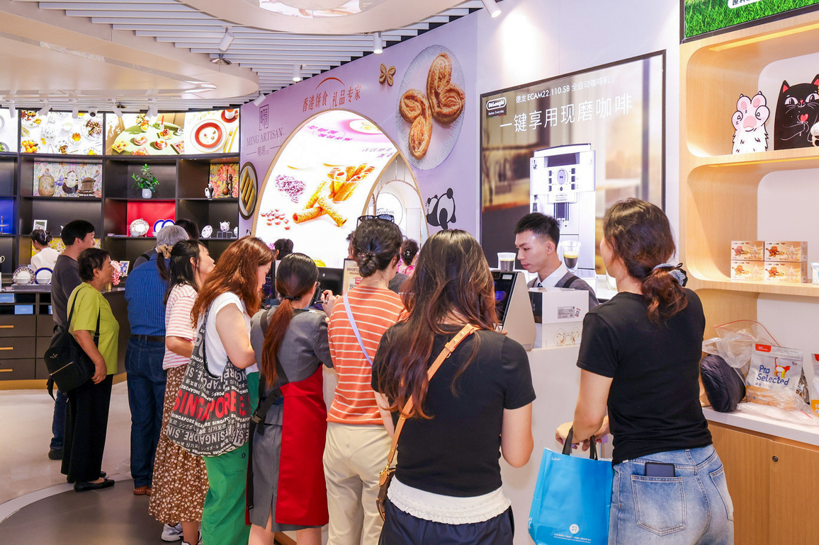 (EconomyInFocus) CHINA-HAINAN-SPECIAL CUSTOMS OPERATIONS-FIRST WEEK-OFFHSORE DUTY-FREE SHOPPING (CN)