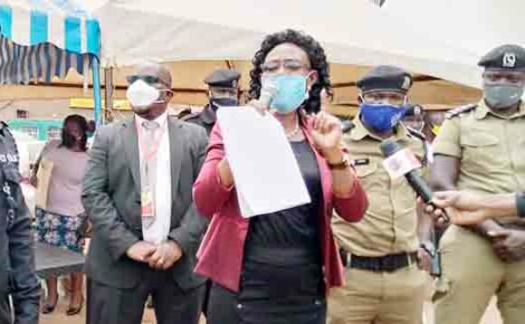Minisita ng'ayogera eri abasuubuzi. Minisita ng'ayogera eri abasuubuzi.