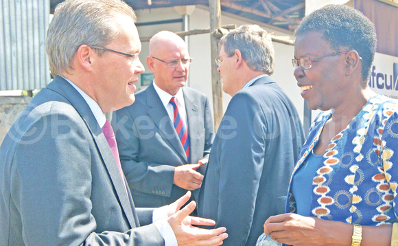 Dr. Victoria Ssekitoleko ng’ayogera n’omukungu wa bbanka ya DFCU abassa ssente mu mpaka z’Omulimi Asinga. Emabega ye yali omubaka wa Budaaki mu Uganda, Alphons Hennekens. Dr. Victoria Ssekitoleko ng’ayogera n’omukungu wa bbanka ya DFCU abassa ssente mu mpaka z’Omulimi Asinga. Emabega ye yali omubaka wa Budaaki mu Uganda, Alphons Hennekens.