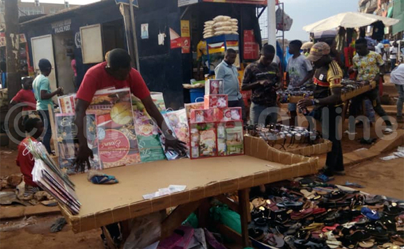 Omusuubuzi ng'ategeka kaadi z'atunda ku luguudo Omusuubuzi ng'ategeka kaadi z'atunda ku luguudo