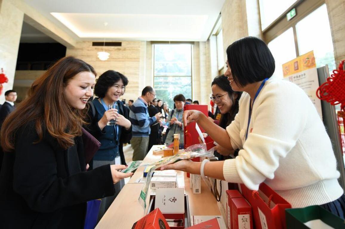 Traditional Chinese herbs gain popularity abroad amid "Becoming Chinese" trend