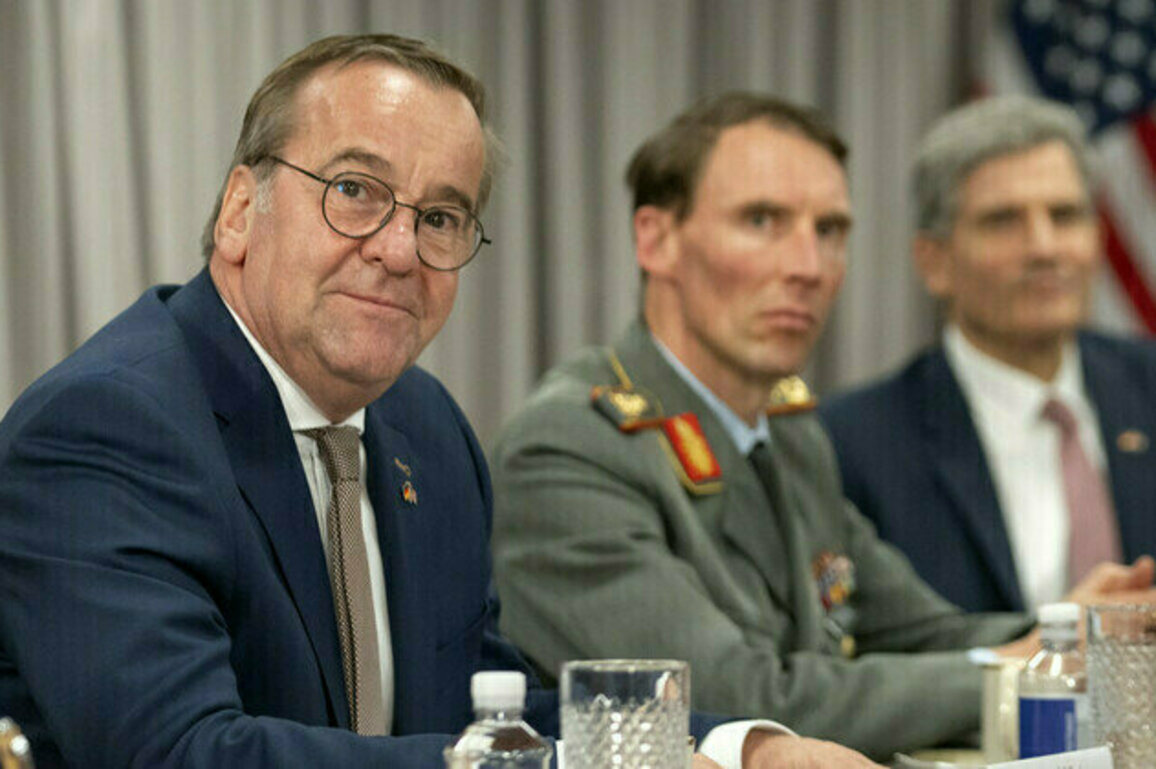 German defense minister wants to arm Ukraine quickly and quietly