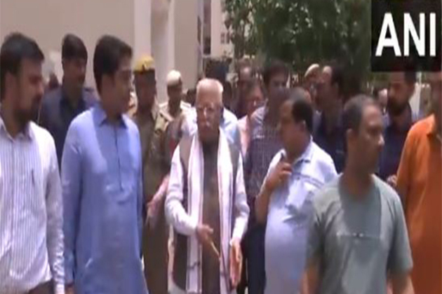 Union Minister Manohar Lal Khattar inspects MBC-constructed govt quarters in Delhi