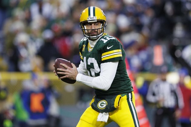 Aaron Rodgers admits he's been playing with broken right thumb