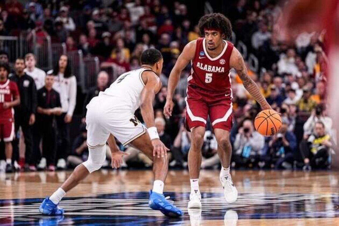 Yaxel Lendeborg puts up 23 as No. 1 Michigan races past Alabama