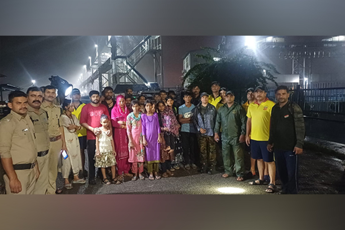 Uttarakhand SDRF rescues a group of 22 lost persons from Rishikesh
