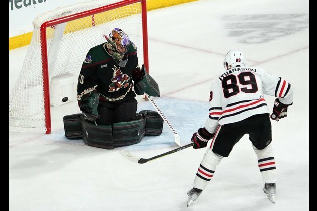 Coyotes stay hot at home, down Blackhawks