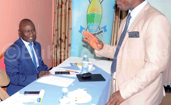 Kasujju Mark Jjingo Kaberenge II ow’e Busujju (ku ddyo) ng’aliko by’ayogera ne Kiwalabye Male akulira ekitongole kya Kabaka ekya Buganda Land Board Kasujju Mark Jjingo Kaberenge II ow’e Busujju (ku ddyo) ng’aliko by’ayogera ne Kiwalabye Male akulira ekitongole kya Kabaka ekya Buganda Land Board