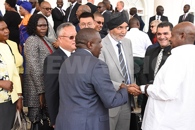  resident oweri useveni interacting with investors after the official opening of residential nvestors ound able at tate ouse ntebbe on hursday ebruary 7 2019 hoto by palanyi sentongo