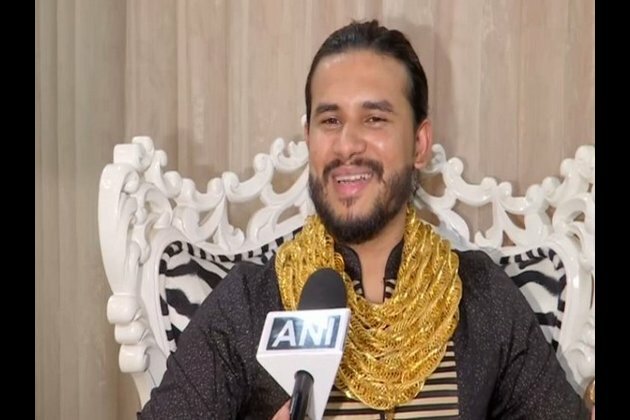 This Bappi Lahiri fan wears 5 Kg gold worth Rs1.5 crore