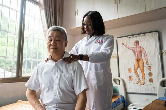Int'l Exchange | Medical school in Changsha promotes TCM, fosters global ties with African students