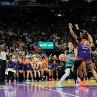Liberty star Breanna Stewart injures knee in playoff win over Mercury