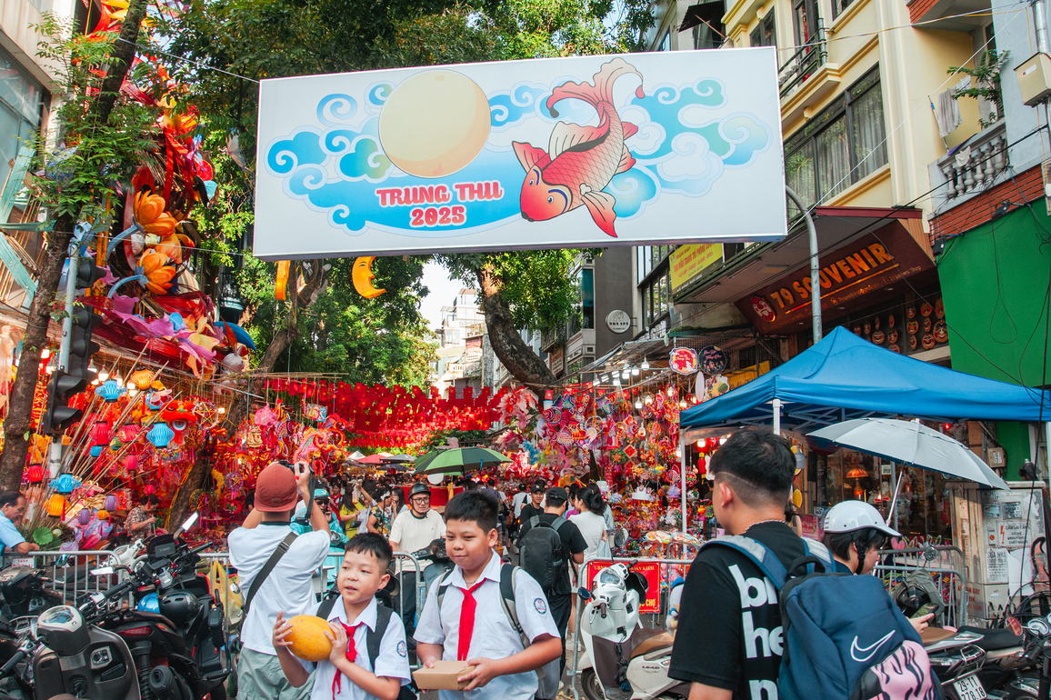 VIETNAM-HANOI-MID-AUTUMN FESTIVAL-SHOPPING