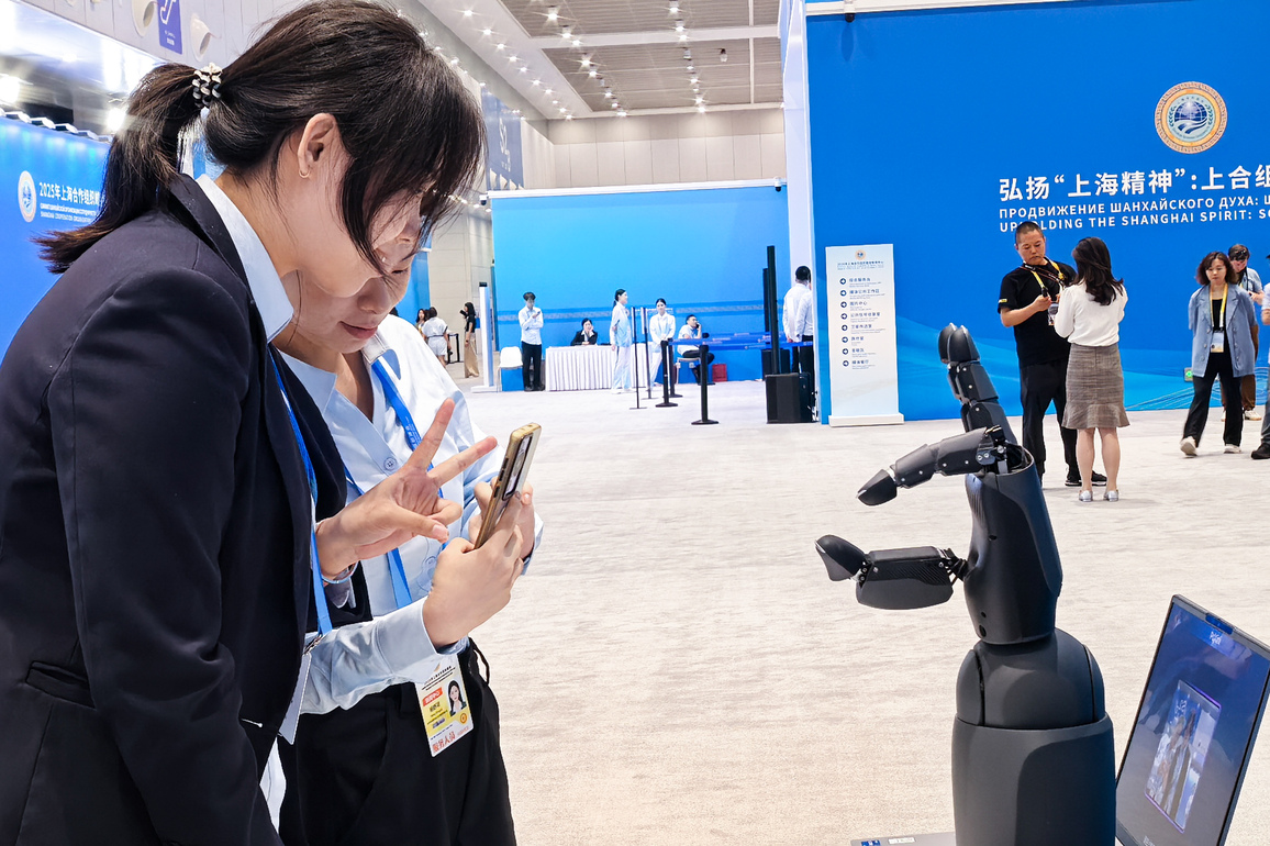 (SCO Tianjin Summit) CHINA-TIANJIN-MEDIA CENTER-ROBOTS (CN)
