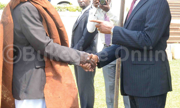 Katikkiro Mayiga ng’aliko byagamba Omutaka Charles Muyenje Kimoomera (ku kkono) eyamwanjuliddwa Aboobitiko e Bulange- Mmengo. Katikkiro Mayiga ng’aliko byagamba Omutaka Charles Muyenje Kimoomera (ku kkono) eyamwanjuliddwa Aboobitiko e Bulange- Mmengo.