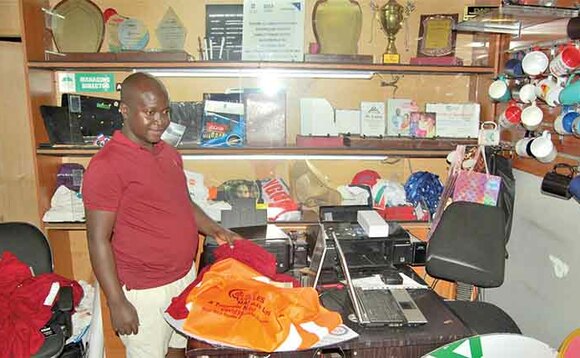 Sserunjogi ng’alaga ebintu by’atonaatona omuli essaati, ebikopo n’ebirala ebikozesebwa mu kunoonya obululu okusikiriza abalonzi. Sserunjogi ng’alaga ebintu by’atonaatona omuli essaati, ebikopo n’ebirala ebikozesebwa mu kunoonya obululu okusikiriza abalonzi.