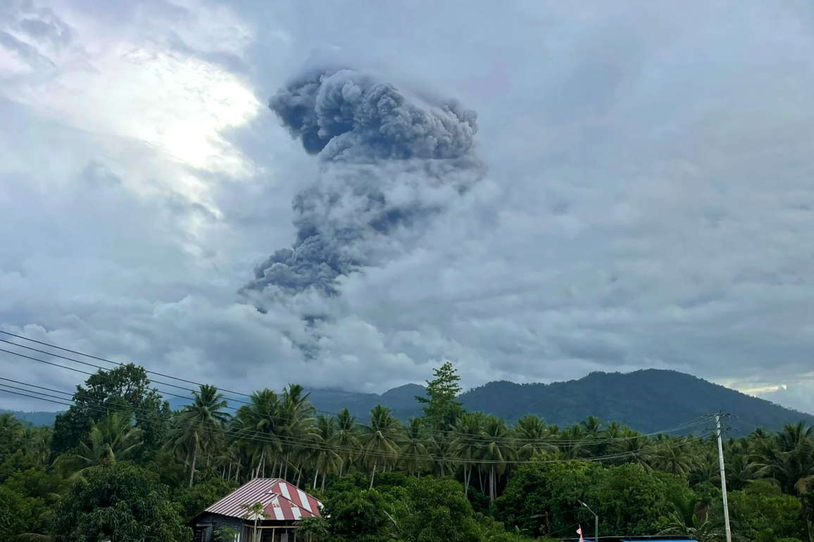 INDONESIA-NORTH MALUKU-MOUNT DUKONO-ERUPTION