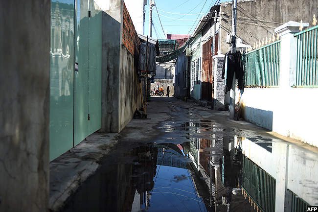  n alley with stagnant water in the southern ietnamese city of ha rang
